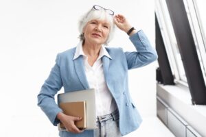 Une personne avec les cheveux blancs et des lunettes sur la tête