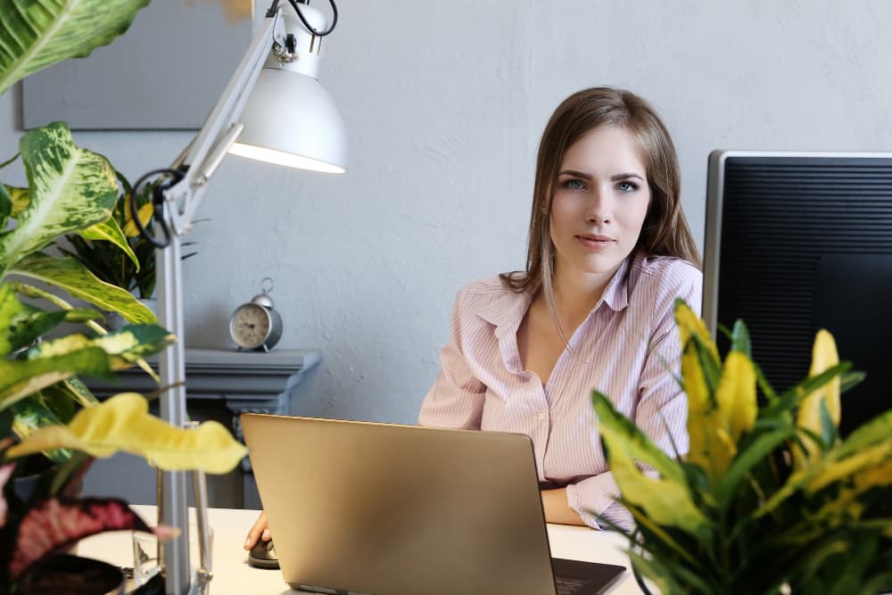 Une personne assise à son bureau