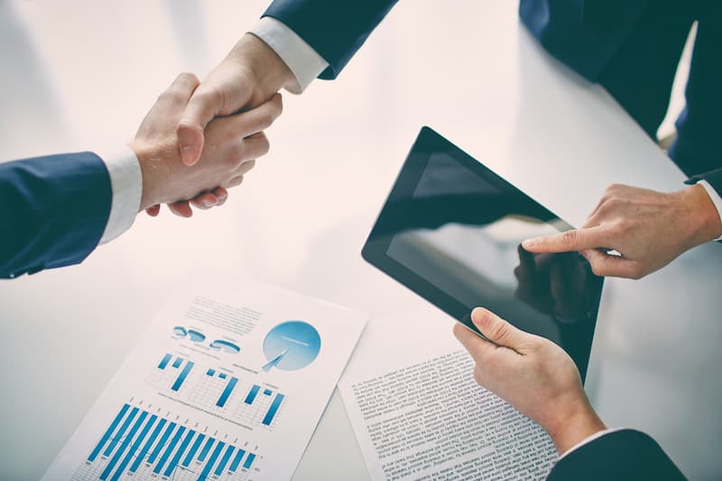 Cession de parts sociales entre notaires associés : cadre juridique et procédure