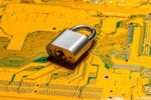 Cadenas métallique posé sur un circuit imprimé jaune, symbole de la confidentialité des données