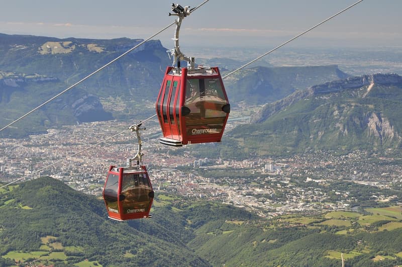 Téléphérique de Grenoble surplombant la ville, symbole de la région Auvergne-Rhône-Alpes.